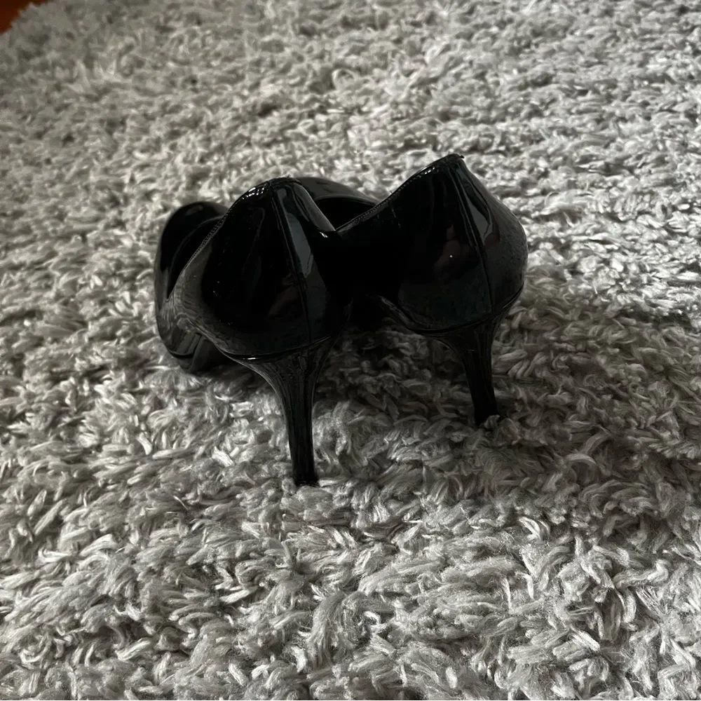 Stuart Weitzman Black leather circled toed heels size 9